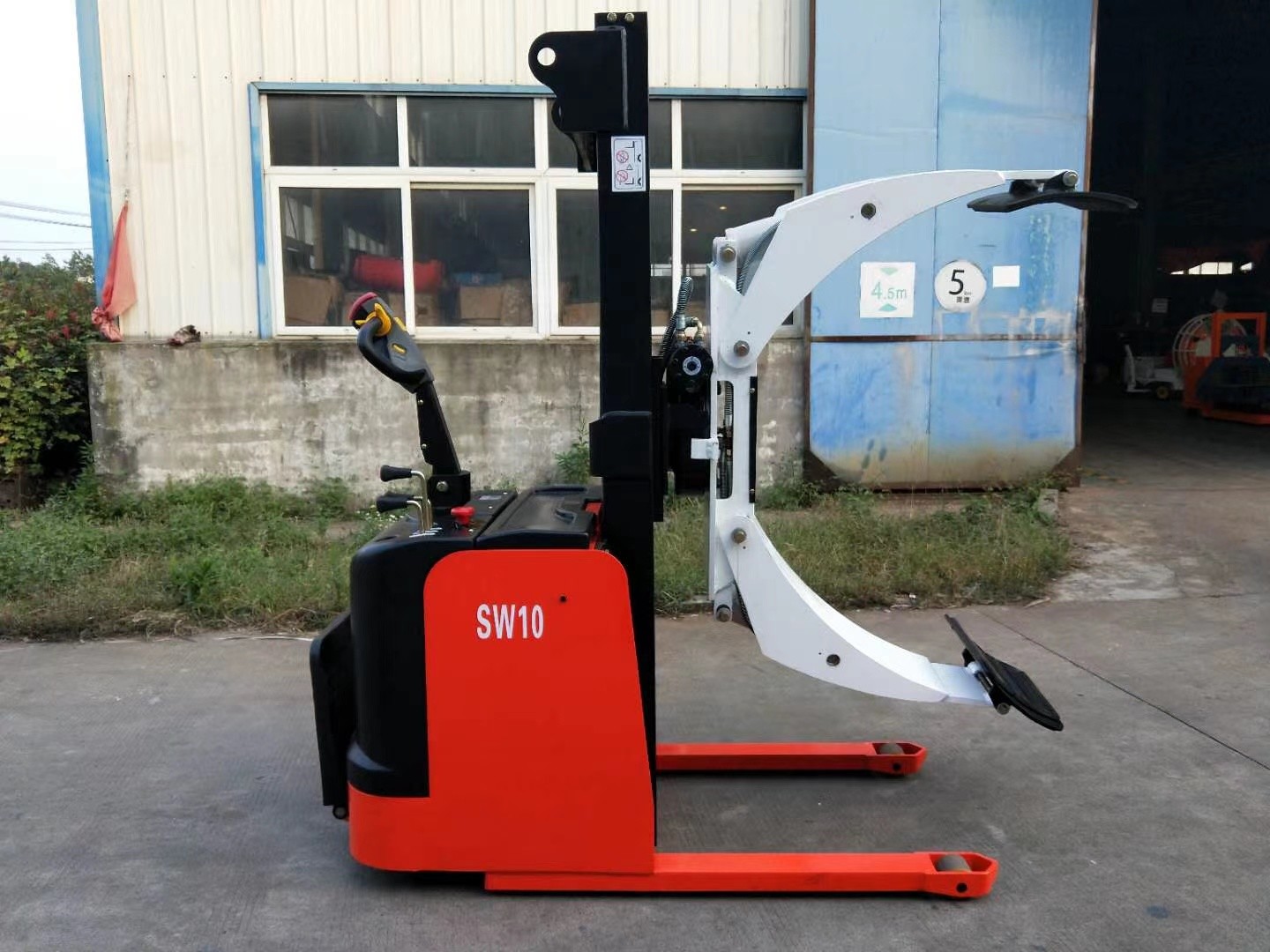 1.5 Ton Load Capacity Electric Clamp Stacker 400-1300 Mm With Straddle Legs