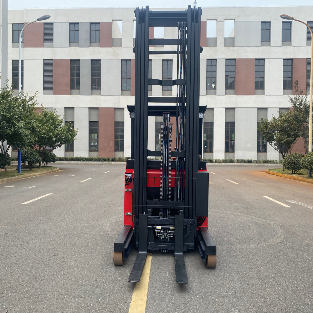 Full Electric Reach Forklift Truck 1.5t 3m Steering Wheel Cds 1530 Battery Reach Jack